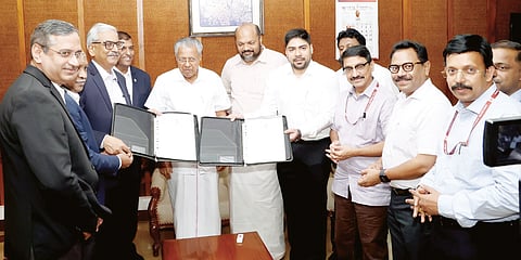 സിയാലില് ഹൈഡ്രജന് പ്ലാന്റ് സ്ഥാപിക്കുന്നതിനുള്ള ധാരണാപത്രം മുഖ്യമന്ത്രി പിണറായി വിജയന്റെയും വ്യവസായ മന്ത്രി പി. രാജീവിന്റെയും സാന്നിധ്യത്തില് സിയാല് എംഡി എസ്. സുഹാസും ബിപിസിഎല് സിഎംഡി ജി. കൃഷ്ണകുമാറും കൈമാറുന്നു. ചീഫ് സെക്രട്ടറി ഡോ. വി. വേണു, അഡിഷണല് ചീഫ് സെക്രട്ടറി കെ.ആര്.ജ്യോതിലാല്, പ്രിന്സിപ്പല് സെക്രട്ടറി സുമന് ബില്ല എന്നിവര് സമീപം.