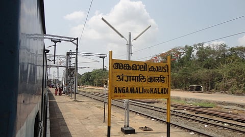 നിർദിഷ്ട അങ്കമാലി - എരുമേലി റെയിൽ പാതയിൽ ഉൾപ്പെടുന്ന അങ്കമാലി (കാലടി) റെയിൽവേ സ്റ്റേഷൻ.