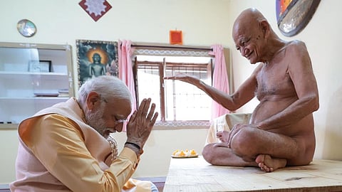 പ്രധാനമന്ത്രി നരേന്ദ്ര മോദി ജൈന സന്യാസി ആചാര്യ വിദ്യാസാഗർ മഹാരാജിൽ നിന്ന് അനുഗ്രഹം തേടുന്നു