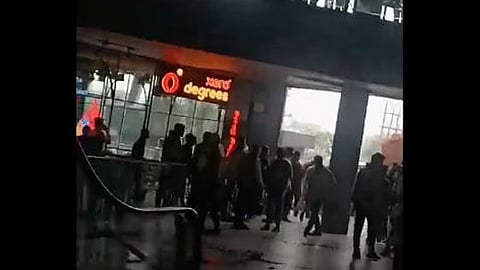 നോയിഡയിലെ മാളിൽ ഗ്രില്ല് തകർന്ന് 2 പേർക്ക് ദാരുണാന്ത്യം