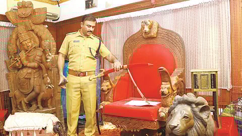 വിലപിടിപ്പുള്ള ചില സാധനങ്ങൾ മോഷണം പോയെന്ന പരാതിയെ തുടർന്ന്, പുരാവസ്തു തട്ടിപ്പ് കേസിൽ അറസ്റ്റിലായ വിവാദ വ്യവസായി മോൻസൻ മാവുങ്കലിന്റെ കലൂരിലുള്ള വീട്ടിൽ കേസന്വേഷണ ചുമതലയുള്ള ക്രൈംബ്രാഞ്ച് ഡിവൈഎസ്പി വൈ ആർ റസ്റ്റം പരിശോധന നടത്തുന്നു.