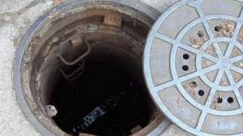 മുംബൈയിൽ തുറന്ന ഓടയിൽ വീണ് ഒരാൾ മരിച്ചു: 4 പേർക്ക് പരുക്ക്