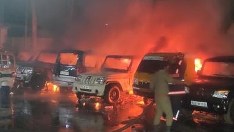 ഏറ്റുമാനൂരിൽ വാഹന ഷോറൂമിൽ തീ പിടിത്തം; 6 കാറുകൾ കത്തി നശിച്ചു