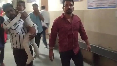 പരുക്കേറ്റ കുട്ടികളെ ആശുപത്രിയിലേക്ക് എത്തിക്കുന്നു
