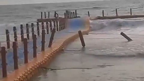 വർക്കലയിലെ തകർന്ന ഫ്ളോട്ടിങ് ബ്രിഡിജ്