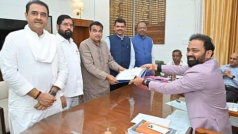 കേന്ദ്രമന്ത്രി നിതിൻ ഗഡ്കരി നാമനിർദേശ പത്രിക സമർപ്പിക്കുന്നു