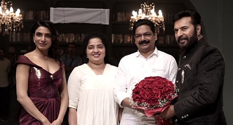 ബ്രാന്ഡ് അംബാസഡര് പ്രഖ്യാപനത്തിനു ശേഷം മമ്മൂട്ടിയും സാമന്തയും ഐസിഎൽ ഫിന്കോർപ്പ് ചെയര്മാനുംഹോള്ടൈം ഡയറക്റ്ററും സിഇഒയ്ക്കുമൊപ്പം