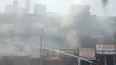 കോട്ടയം മെഡിക്കൽ കൊളെജിനു മുന്നിലെ ഷോപ്പിങ് കോംപ്ലക്സില് വൻ തീപിടിത്തം; 2 കടകള് കത്തി നശിച്ചു