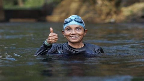 വേമ്പനാട്ട് കായൽ കീഴടക്കാനൊരുങ്ങി 62കാരി