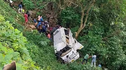 അപകടത്തിൽപ്പെട്ട ട്രാവലർ