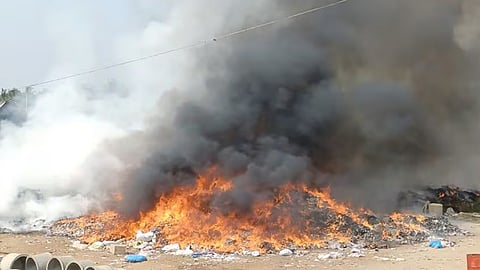 തിരൂരിൽ തരംതിരിക്കാൻ സൂക്ഷിച്ച മാലിന്യക്കൂമ്പാരത്തിന് തീപിടിച്ചു