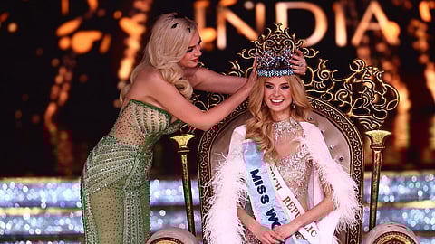 മുൻ ലോക സുന്ദരി കരോലിന ബീലാവ്സ്ക