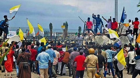 vizhinjam strike Govt withdraws 157 cases