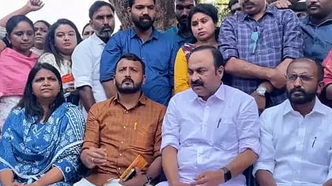 സിദ്ധാർഥന്റെ മരണം: സിബിഐ അന്വേഷണത്തിന് ഉത്തരവിട്ടതിനു പിന്നാലെ നിരാഹാരസമരം അവസാനിപ്പിച്ച് കോൺഗ്രസ്