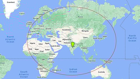 അഗ്നി 5 മിസൈലിന്റെ പരിധി, ചുവന്ന വൃത്തത്തിനുള്ളില് വരുന്ന ഭാഗം.