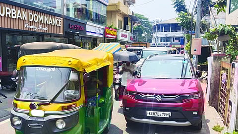 നഗരത്തിലെ ഫുട്പാത്തിൽ കയറ്റി പാർക്ക് ചെയ്തിരിക്കുന്ന കാർ.