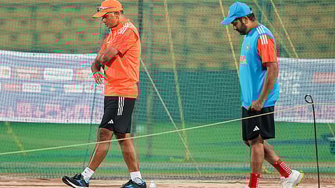 പിച്ച് പരിശോധിക്കുന്ന രാഹുൽ ദ്രാവിഡും രോഹിത് ശർമയും.