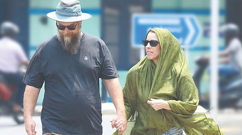 ചുട്ടുപൊള്ളുന്ന വേനല്ച്ചൂടില് വെന്തുരുകുകയാണ് കൊച്ചി. വിദേശത്തുനിന്നെത്തുന്ന വിനോദസഞ്ചാരികളില് പലരും, ഇവിടത്തെ കൊടുംചൂടുമായി ഇണങ്ങിച്ചേരാനാവാതെ യാത്രകള് മതിയാക്കി തിരിച്ചു പോവുകയാണ്. സ്ലോവാക്യയില് നിന്ന് കൊച്ചി നഗരത്തിലെത്തിയ വിദേശ ദമ്പതികള്.