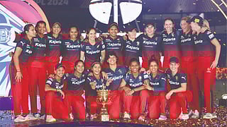 ആർസിബി താരങ്ങൾ വനിതാ പ്രീമിയർ ലീഗ് കിരീടവുമായി.