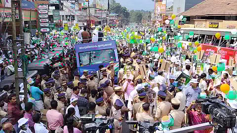 കൽപ്പറ്റയിൽ തടിച്ചുകൂടിയ പ്രവർത്തകർ