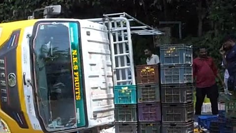 കവളങ്ങാട് ടയർ പൊട്ടി മിനി ലോറി മറിഞ്ഞു; രണ്ടുപേർക്ക് പരുക്ക്