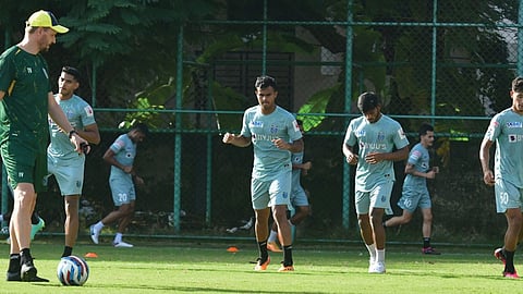 കൊമ്പുകുലുക്കി കലിംഗയില്; ഐഎസ്എല് പ്ലേ ഓഫില് ബ്ലാസ്റ്റേഴ്സ് ഒഡീഷയ്ക്കെതിരേ