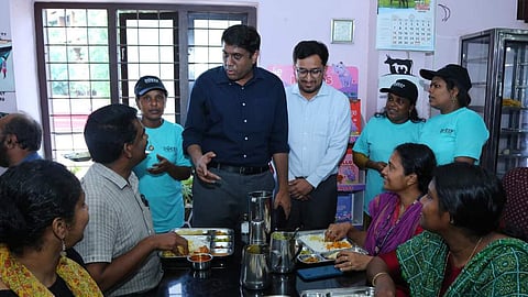 സ്വീപ്പ്: പൊതുജനങ്ങളോട് വോട്ട് അഭ്യർത്ഥിച്ച് ജില്ലാ കളക്ടർ, തുടക്കം കളക്ടറേറ്റ് കാന്റീനിൽ