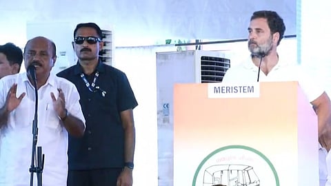 കോട്ടയത്ത് പ്രസംഗിക്കുന്ന രാഹുൽ ഗാന്ധി. അടുത്തു നിന്ന് പ്രസംഗം പരിഭാഷപ്പെടുത്തുന്ന യുഡിഎഫ് സ്ഥാനാർഥി ഫ്രാൻസിസ് ജോർജിന്റെ പേര് പറഞ്ഞ് വോട്ട് ചോദിക്കാൻ അദ്ദേഹം തയാറായിരുന്നില്ല.