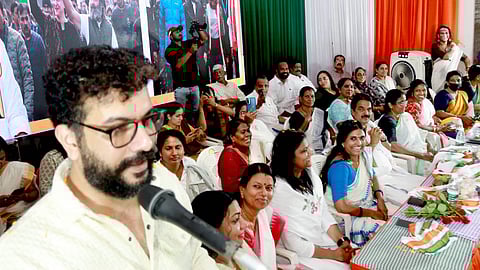 കെ.സി. വേണുഗോപാലിന്റെ തെരഞ്ഞെടുപ്പ് പ്രചാരണ വേദിയിൽ പ്രസംഗിക്കുന്ന രമേശ് പിഷാരടി.