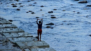 ഒഴുകുന്ന മീനിന് ഒരു മുഴം മുൻപേ... കല്ലെറിഞ്ഞ് മീൻ പിടിക്കാനുള്ള കുട്ടിയുടെ ശ്രമം.