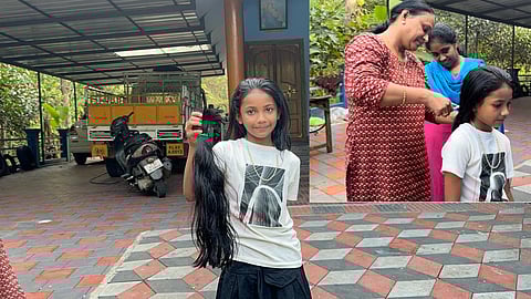 ഈസ്റ്റർദിനത്തിൽ കാൻസർ രോഗികൾക്ക് മുടി മുറിച്ച്നൽകിയ വേട്ടാമ്പാറ വരിക്കമാക്കിൽ ലൈജു- ഷീബ ദമ്പതികളുടെ മകൾ മൂന്നാം ക്ലാസുകാരി ജെയ്ന ലൈജു