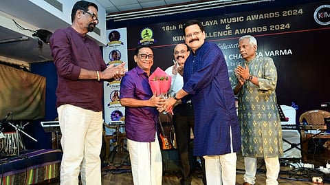 വയലാർ ശരത് ചന്ദ്ര വർമ്മക്ക് അവാർഡ് കൈമാറുന്നു