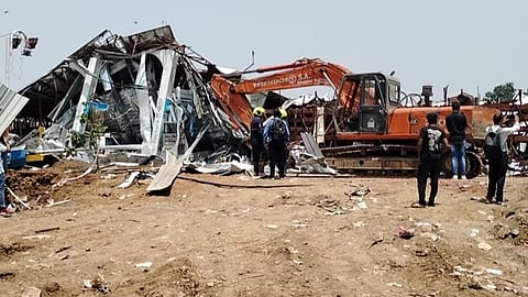 17 killed in mumbai billboard collapse