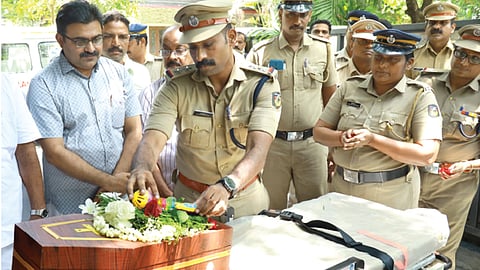 നവജാത ശിശുവിന്റെ മൃതദേഹം സംസ്കാരത്തിനെത്തിച്ചപ്പോൾ കളിപ്പാട്ടം അർപ്പിക്കുന്ന റണാകുളം സൗത്ത് പൊലീസ് സ്റ്റേഷനിലെ സബ് ഇൻസ്പെക്റ്റർ വിഷ്ണു.വെള്ളിയാഴ്ച രാവിലെ ഫ്ലാറ്റിന് താഴെ വീണുകിടന്ന മൃതദേഹം ഇൻക്വസ്റ്റിനു ശേഷം പോസ്റ്റ്മോർട്ടത്തിനായി കൈയിലെടുത്ത് കൊണ്ടുപോയതും ഇതേ ഉദ്യോഗസ്ഥനായിരുന്നു. കൊച്ചി മേയർ അഡ്വ. എം. അനിൽകുമാർ സമീപം.