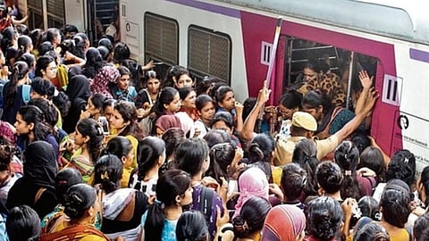 ലോക്കൽ ട്രെയിനിൽ നിന്ന് വീണ് യുവതി മരിച്ചു; ഒരാഴ്ചയ്ക്കിടെ രണ്ടാമത്തെ അപകടം