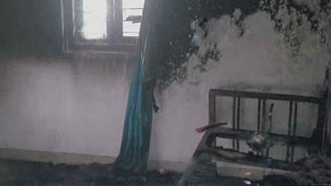 മദ്യലഹരിയിൽ അമ്മയെ പൂട്ടിയിട്ട് മകൻ വീടിനു തീവച്ചു