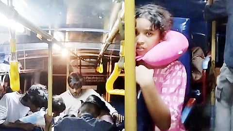 മലക്കപ്പാറ വനത്തിൽ കുടുങ്ങിയ കെഎസ്ആർടിസി ബസിനുള്ളിൽ യാത്രക്കാർ.