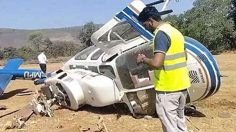 ശിവസേന ഉദ്ധവ് വിഭാഗം നേതാവ് സഞ്ചരിക്കാനിരുന്ന ഹെലികോപ്റ്റർ ലാൻഡിങ്ങിനിടെ തകർന്നുവീണു