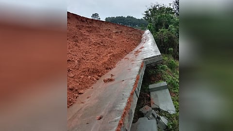റോഡിന്റെ കോൺക്രീറ്റ് സംരക്ഷണ ഭിത്തി ഇടിഞ്ഞ് വീട് ഭാഗികമായി തകർന്നു