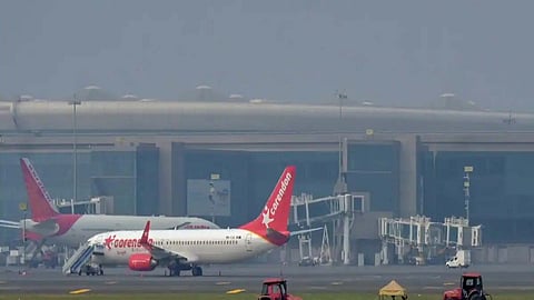 കനത്ത മഴയും പൊടിക്കാറ്റും; മുംബൈ വിമാനത്താവളം ഒരു മണിക്കൂറോളം പ്രവർത്തനം നിർത്തിവച്ചു