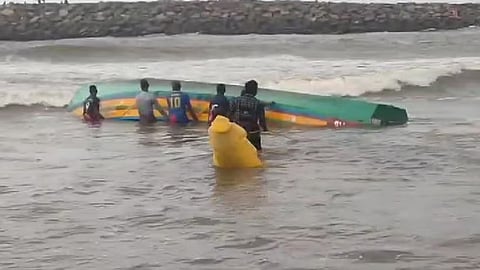 fishing boat overturned in muthalapozhi