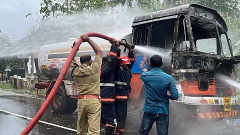 കോട്ടയത്ത് ഓടിക്കൊണ്ടിരിക്കെ പെട്രോൾ ടാങ്കറിന് തീപിച്ചു