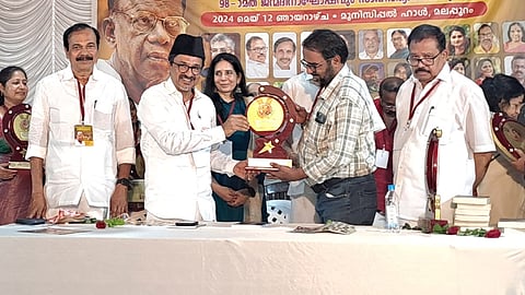ഡോ. സുകുമാർ അഴീക്കോട് തത്വമസി പുരസ്കാരം സുരേഷ് വർമയ്ക്ക്