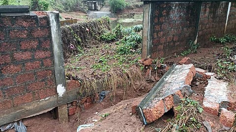 കണ്ണൂർ വിമാനത്താവളത്തിന്റെ ചുറ്റുമതിൽ തകർന്നു; വീടുകളിൽ വെള്ളം കയറി