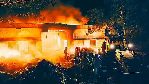 കൊഴിഞ്ഞാമ്പാറ ഉഴവർ ചന്ത കെട്ടിടത്തിലുണ്ടായ തീപിടുത്തം