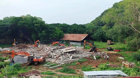 വൈഎസ്ആർ കോൺഗ്രസിന്റെ ഓഫീസ് ഇടിച്ചു തകർത്ത നിലയിൽ