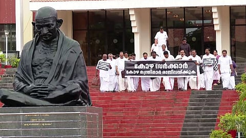 udf protest in legislative assembly on new bar bribery case