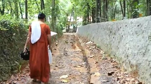 ഭാരവാഹനങ്ങൾ ഓടി റോഡ് ചെളിക്കുണ്ടായി: പുറത്തിറങ്ങാൻ കഴിയാതെ വീട്ടുകാർ