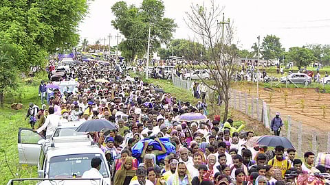 ആസ്മ മരുന്നിനായി കാത്തു നിൽക്കുന്നവർ