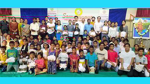 സമന്വയ ചാരിറ്റബിൾ അസോസിയേഷൻ പഠനോപകരണങ്ങൾ വിതരണം ചെയ്തു